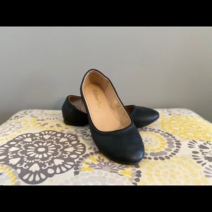 Women’s black faux leather ballet flat